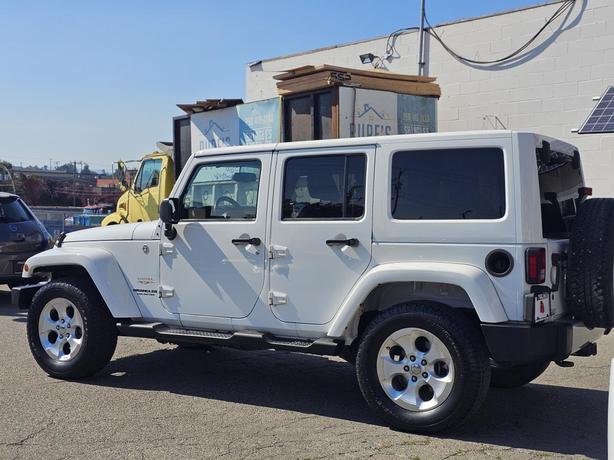 2013 Jeep Wrangler 4WD 4dr Sahara image 4