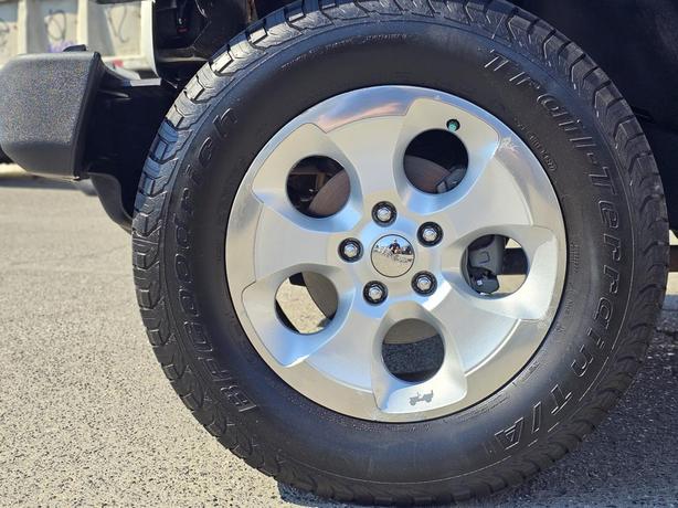 2013 Jeep Wrangler 4WD 4dr Sahara image 5