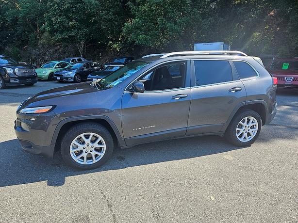 2016 Jeep  Cherokee Latitude image 3