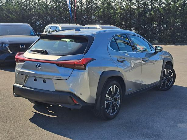 2020 Lexus UX 250h Hybrid - Heated and Cooled Seats, Moonroof image 6
