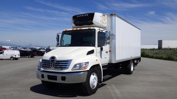 2009 Hino 268 20 Foot Reefer Cube Van Diesel Power Tailgate Hydraulic Brakes image 4