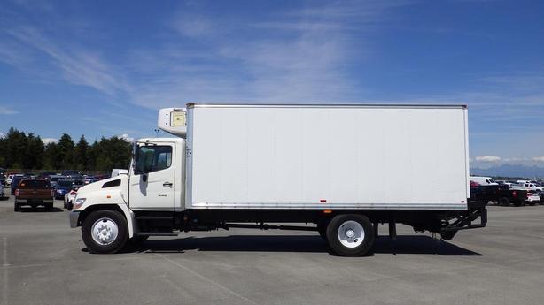 2009 Hino 268 20 Foot Reefer Cube Van Diesel Power Tailgate Hydraulic Brakes image 6