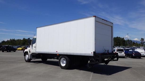 2009 Hino 268 20 Foot Reefer Cube Van Diesel Power Tailgate Hydraulic Brakes image 7
