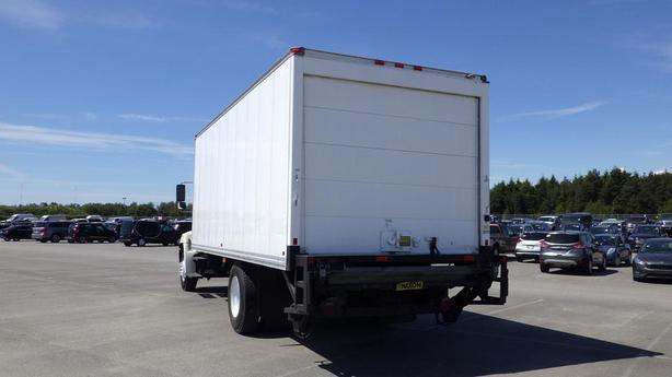 2009 Hino 268 20 Foot Reefer Cube Van Diesel Power Tailgate Hydraulic Brakes image 8