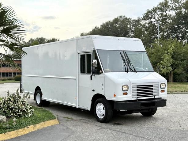 2015 Ford E-450 Econoline Super Duty 20 Foot Step Van with Rear Shelving image 1