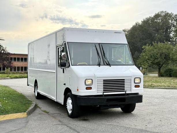 2015 Ford E-450 Econoline Super Duty 20 Foot Step Van with Rear Shelving image 2