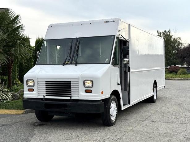 2015 Ford E-450 Econoline Super Duty 20 Foot Step Van with Rear Shelving image 4