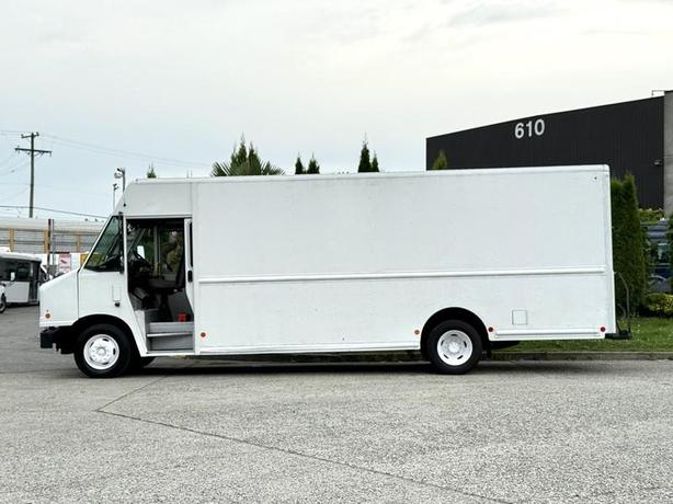 2015 Ford E-450 Econoline Super Duty 20 Foot Step Van with Rear Shelving image 6