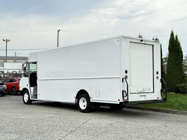 2015 Ford E-450 Econoline Super Duty 20 Foot Step Van with Rear Shelving image 7