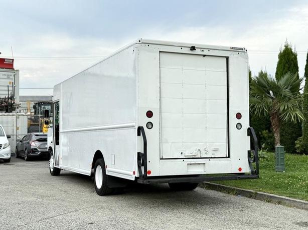 2015 Ford E-450 Econoline Super Duty 20 Foot Step Van with Rear Shelving image 8