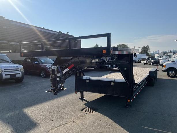 2020 Load Trail 28 Foot Gooseneck Trailer triple axle image 1
