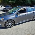 2017 Ford  Focus SE thumbnail image 4