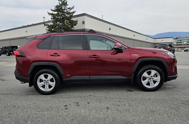 2021 Toyota RAV4 Hybrid XSE AWD image 4