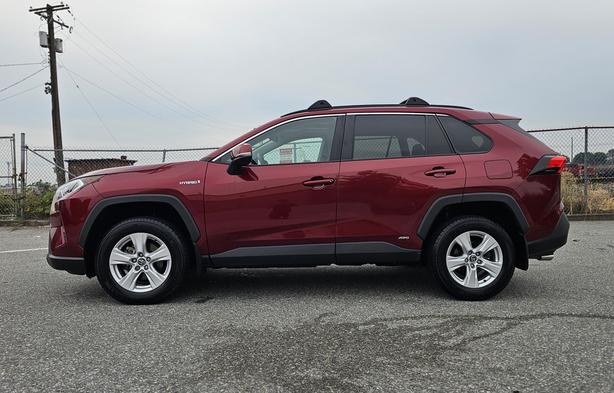 2021 Toyota RAV4 Hybrid XSE AWD image 8