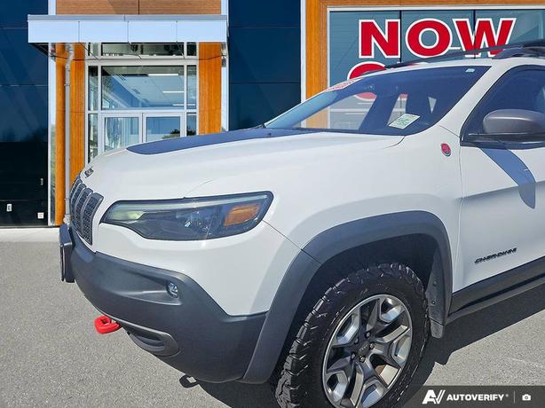 2019 Jeep Cherokee Trailhawk 4x4 | One Owner | No Reported Accidents! image 8