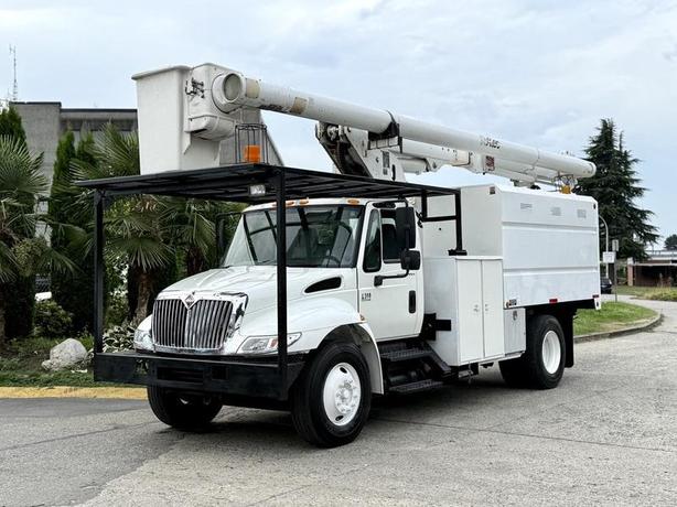 2006 International 4300 Altec Bucket Truck Diesel with 11-Foot Dump image 4