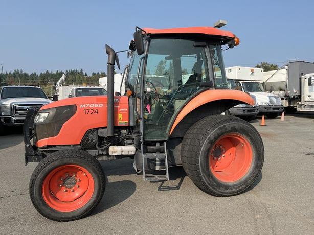 2014 Kubota M7060 Farm Tractor 4 wheel drive Diesel image 2