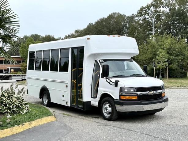 2015 Chevrolet Express 4500 Diesel 13-Passenger Bus with Wheelchair Lift image 1