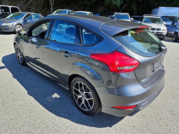 2017 Ford  Focus SE image 6