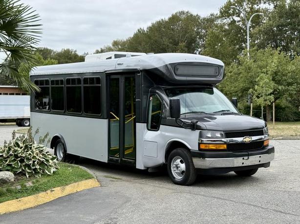 2020 Chevrolet Express G4500 22-Passenger Wheelchair Accessible Bus image 1