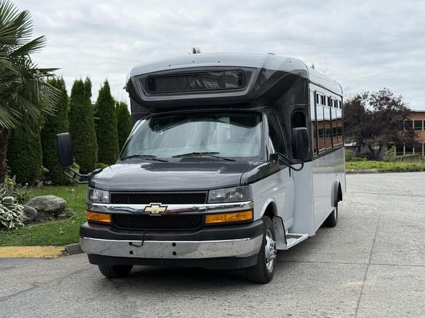 2020 Chevrolet Express G4500 22-Passenger Wheelchair Accessible Bus image 4