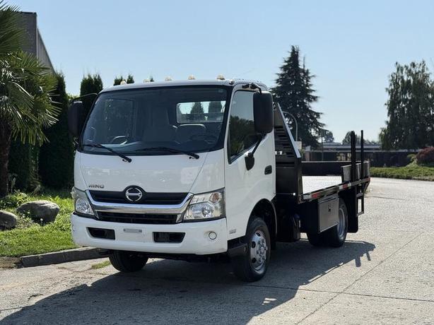 2012 Hino 155 12-Foot Flat Deck Truck Diesel image 4