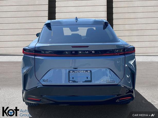 2023 Lexus RZ 450e FULLY ELECTRIC! PANORAMIC SUNROOF! LEATHER INTERIOR! image 5