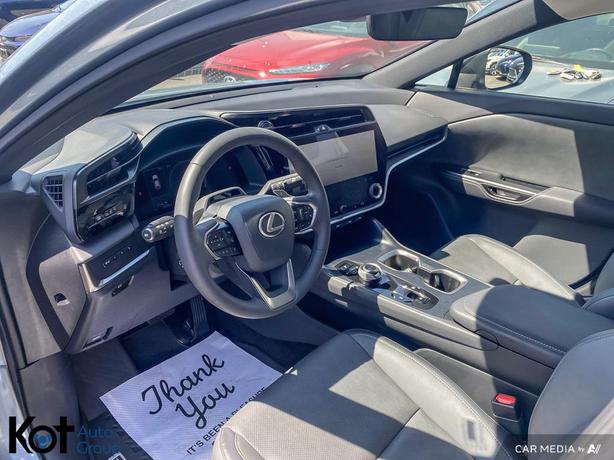 2023 Lexus RZ 450e FULLY ELECTRIC! PANORAMIC SUNROOF! LEATHER INTERIOR! image 6