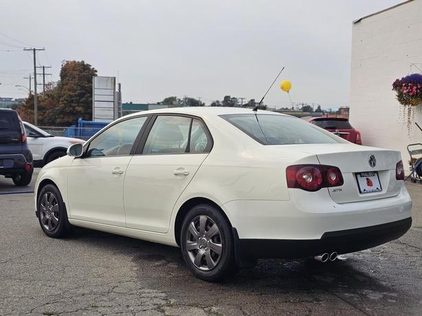 2008 Volkswagen Jetta 4dr I5 Man Trendline image 4