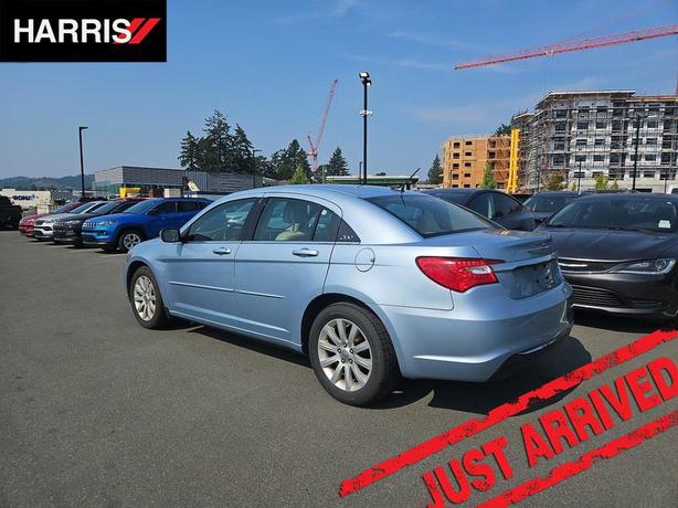 2012 Chrysler 200 4dr Sdn Touring | Keyless Entry | Cruise Control! image 4