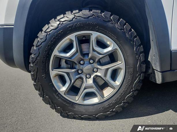 2019 Jeep Cherokee Trailhawk 4x4 | One Owner | No Reported Accidents! image 6