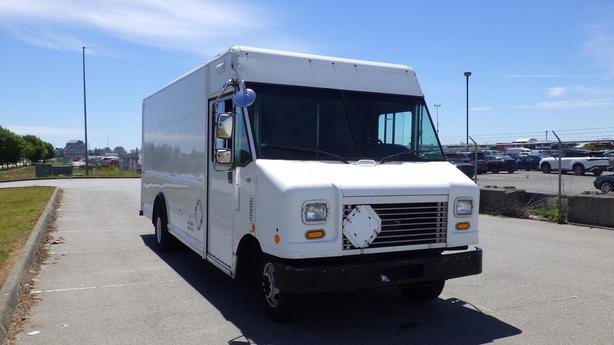 2011 Ford Econoline E-450 Cargo Step Van With Shelving image 2