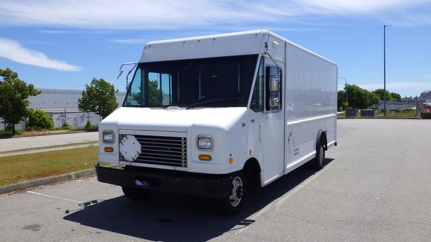 2011 Ford Econoline E-450 Cargo Step Van With Shelving image 4