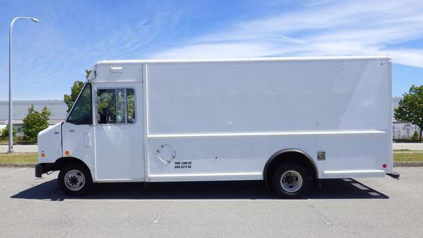 2011 Ford Econoline E-450 Cargo Step Van With Shelving image 6