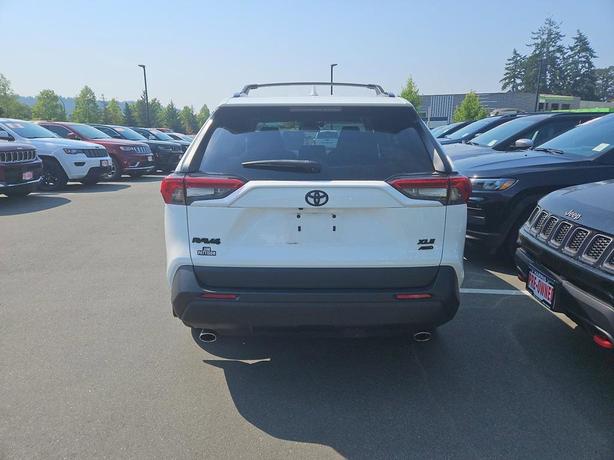 2021 Toyota RAV4 XLE AWD | No Reported Accidents | One Owner! image 5