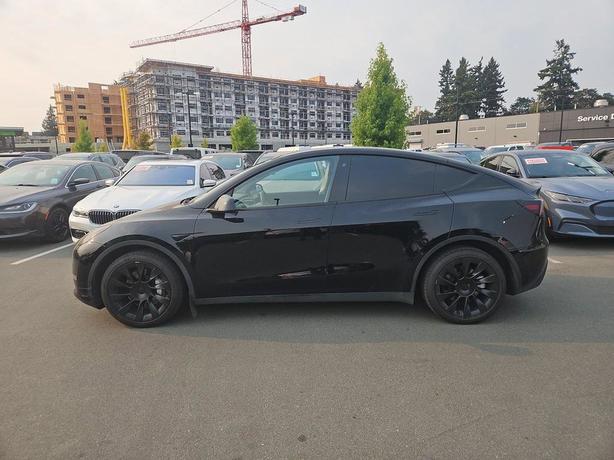 2022 Tesla Model Y Long Range AWD | Adaptive Cruise Control! image 3
