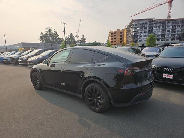 2022 Tesla Model Y Long Range AWD | Adaptive Cruise Control! image 4
