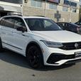 2023 Volkswagen Tiguan R-Line Black -Rain Sensing Wipers & Power Moonroof thumbnail image 4