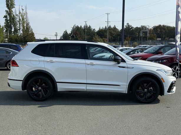 2023 Volkswagen Tiguan R-Line Black -Rain Sensing Wipers & Power Moonroof image 5