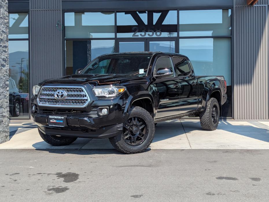2016 Toyota Tacoma V6 display photo