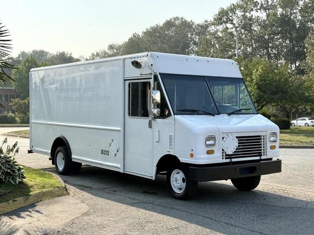 2012 Ford Econoline E450 Super Duty 16-Foot Cargo Step Van with Shelving image 1