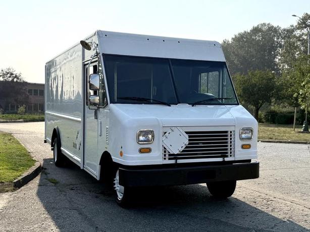 2012 Ford Econoline E450 Super Duty 16-Foot Cargo Step Van with Shelving image 2