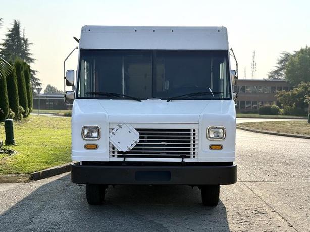 2012 Ford Econoline E450 Super Duty 16-Foot Cargo Step Van with Shelving image 3
