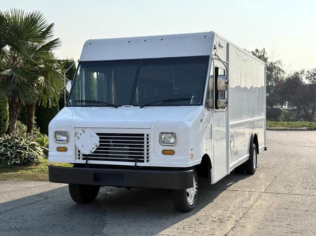 2012 Ford Econoline E450 Super Duty 16-Foot Cargo Step Van with Shelving image 4