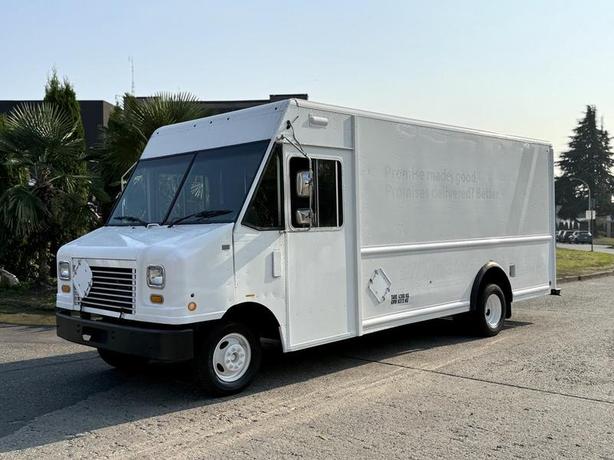 2012 Ford Econoline E450 Super Duty 16-Foot Cargo Step Van with Shelving image 5
