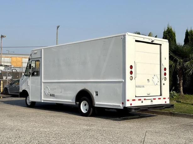 2012 Ford Econoline E450 Super Duty 16-Foot Cargo Step Van with Shelving image 7