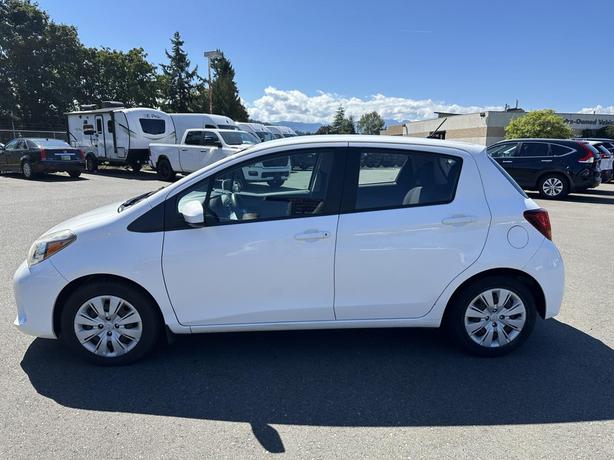 2017 Toyota Yaris LE image 2