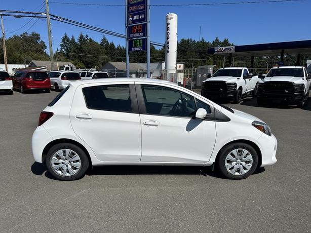 2017 Toyota Yaris LE image 6