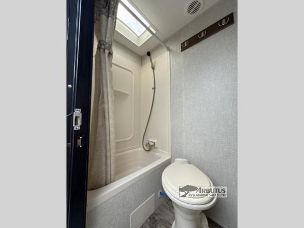 Used 2018 Keystone RV Cougar X-Lite 29BHS image 8