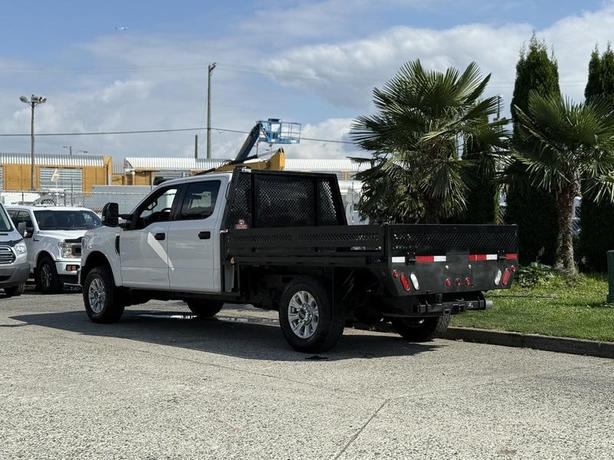 2020 Ford F-350 SD XLT 4X4 Crew Cab 8-Foot Flat Deck Truck image 7